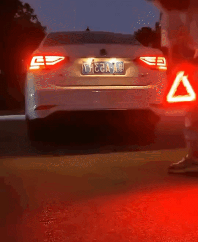 LINTERNA TRIANGULAR LED SOS 18X4CM